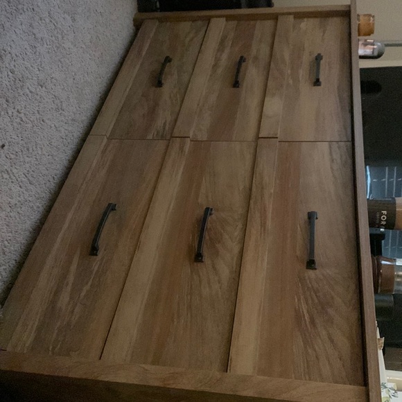 Dresser! - Picture 1 of 2